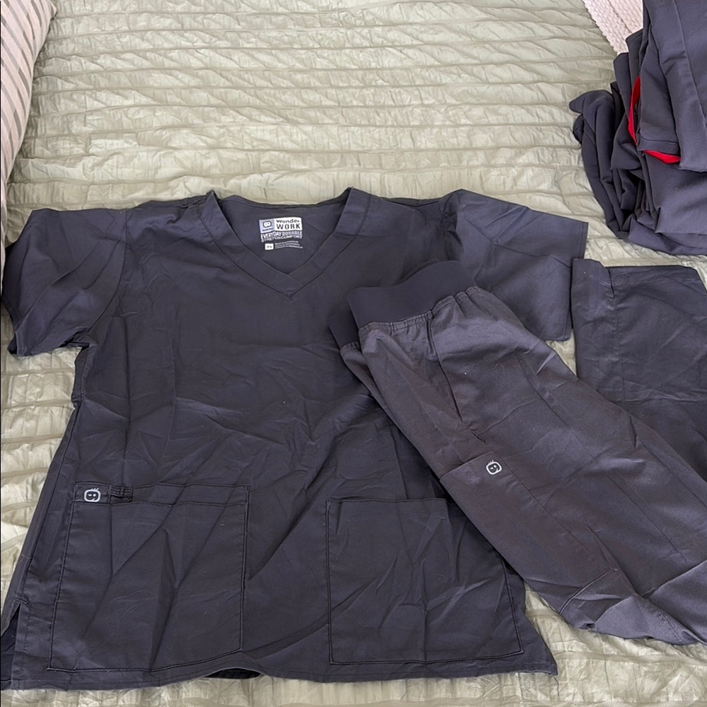 Wonder wink charcoal grey scrub set